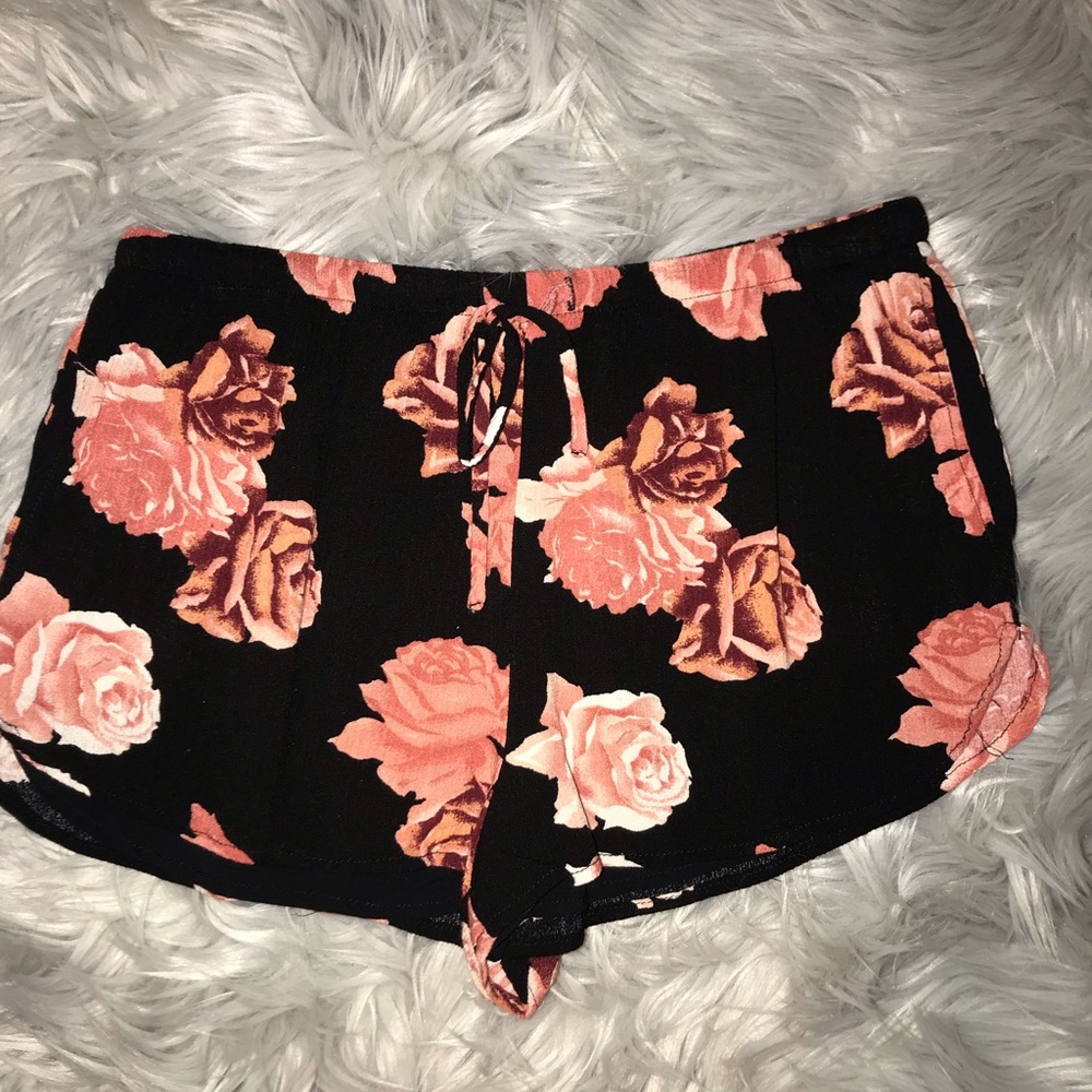 Floral flowy woven shorts🌺